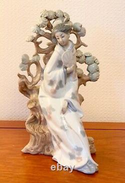 Vintage Japanese Lady Figurine Porcelain Geisha Figures Lladro 11.5 Ins Tall