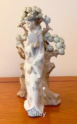 Vintage Japanese Lady Figurine Porcelain Geisha Figures Lladro 11.5 Ins Tall