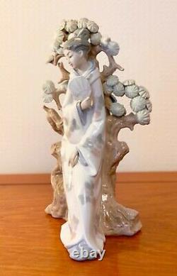 Vintage Japanese Lady Figurine Porcelain Geisha Figures Lladro 11.5 Ins Tall