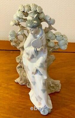Vintage Japanese Lady Figurine Porcelain Geisha Figures Lladro 11.5 Ins Tall