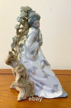 Vintage Japanese Lady Figurine Porcelain Geisha Figures Lladro 11.5 Ins Tall