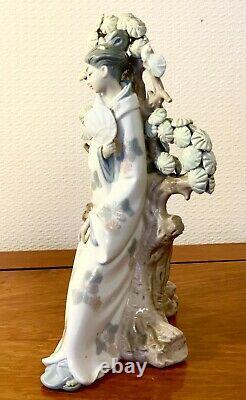 Vintage Japanese Lady Figurine Porcelain Geisha Figures Lladro 11.5 Ins Tall