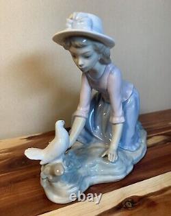 Vintage-Lladro Figurine CARESSING THE DOVE #0267-Girl with Dove-Gloss-Rare-Nice