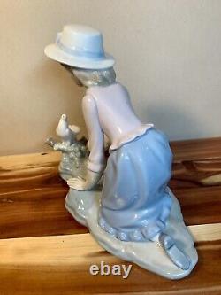 Vintage-Lladro Figurine CARESSING THE DOVE #0267-Girl with Dove-Gloss-Rare-Nice