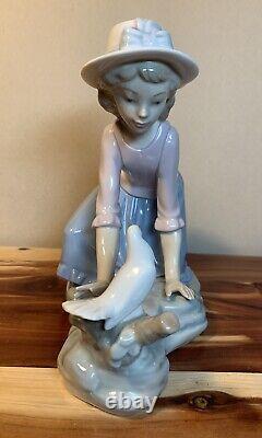 Vintage-Lladro Figurine CARESSING THE DOVE #0267-Girl with Dove-Gloss-Rare-Nice