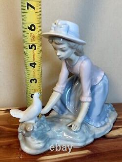 Vintage-Lladro Figurine CARESSING THE DOVE #0267-Girl with Dove-Gloss-Rare-Nice