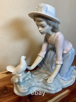 Vintage-Lladro Figurine CARESSING THE DOVE #0267-Girl with Dove-Gloss-Rare-Nice