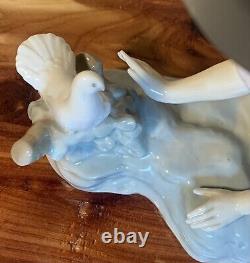 Vintage-Lladro Figurine CARESSING THE DOVE #0267-Girl with Dove-Gloss-Rare-Nice