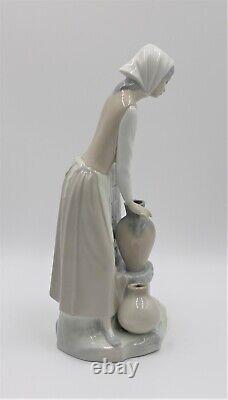 Vintage Lladro NAO Girl at the water well fountain #0136 11 1/2 figurine Spain