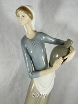 Vintage NAO By Lladro #4875 De la Fuente Cántaro Suelo Girl with Jug 13