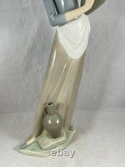 Vintage NAO By Lladro #4875 De la Fuente Cántaro Suelo Girl with Jug 13
