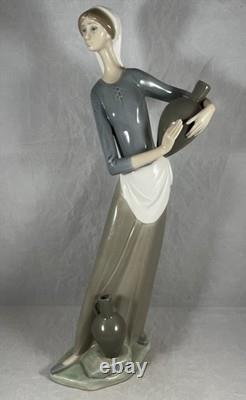 Vintage NAO By Lladro #4875 De la Fuente Cántaro Suelo Girl with Jug 13