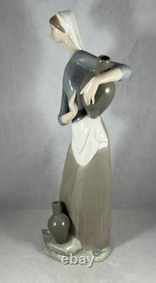 Vintage NAO By Lladro #4875 De la Fuente Cántaro Suelo Girl with Jug 13