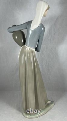 Vintage NAO By Lladro #4875 De la Fuente Cántaro Suelo Girl with Jug 13