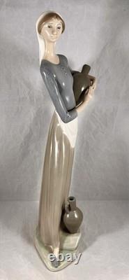 Vintage NAO By Lladro #4875 De la Fuente Cántaro Suelo Girl with Jug 13