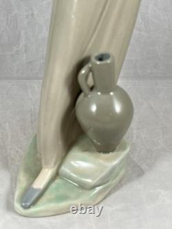 Vintage NAO By Lladro #4875 De la Fuente Cántaro Suelo Girl with Jug 13