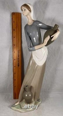 Vintage NAO By Lladro #4875 De la Fuente Cántaro Suelo Girl with Jug 13
