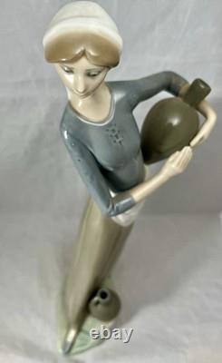 Vintage NAO By Lladro #4875 De la Fuente Cántaro Suelo Girl with Jug 13