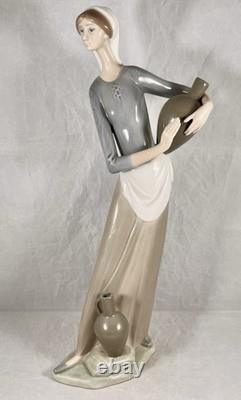 Vintage NAO By Lladro #4875 De la Fuente Cántaro Suelo Girl with Jug 13