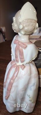 Vintage NAO Lladro #697 Valencia Girl Made In Spain With Box