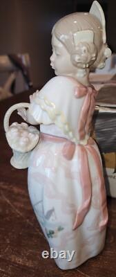 Vintage NAO Lladro #697 Valencia Girl Made In Spain With Box