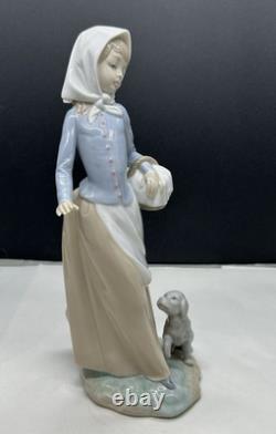 Vintage Nao / Lladro Porcelain Figurine Girl / Woman Carrying Basket Model # 590
