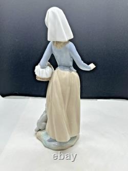 Vintage Nao / Lladro Porcelain Figurine Girl / Woman Carrying Basket Model # 590