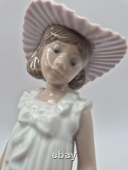 Vintage Nao by Lladro Figurine April Showers Girl with Umbrella #1126 Mint 7.5