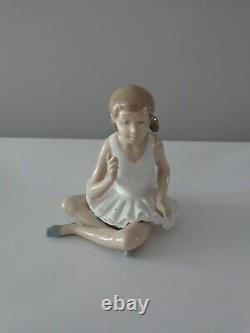 Vintage Rare Porcelain Nao by Lladro Ballerinas Figure Attentive Ballet Girl