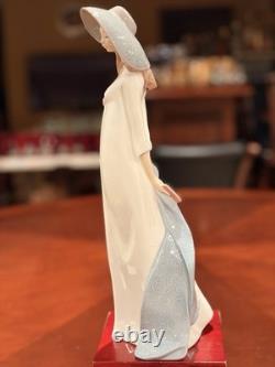 Vtg Nao by Lladro Spring Sun Porcelain Figurine 1682 Elegant Lady Blue Hat 12.5